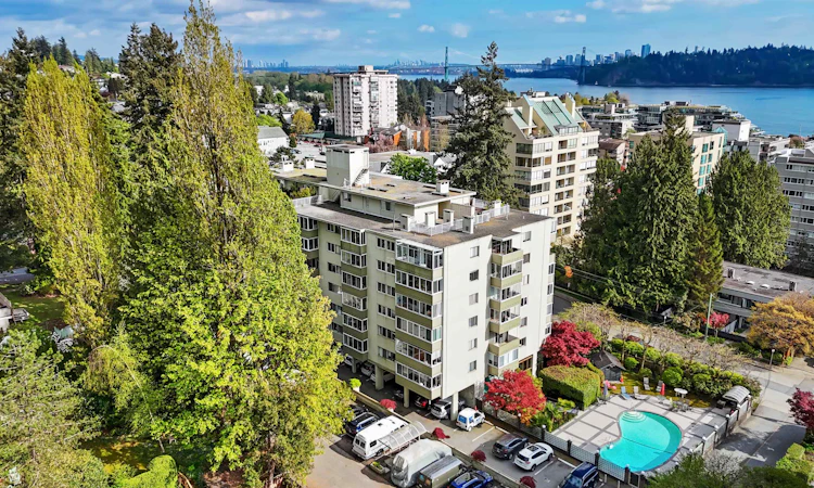 212-1425 Esquimalt Avenue