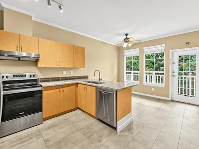 64-14952 58 Avenue - 3