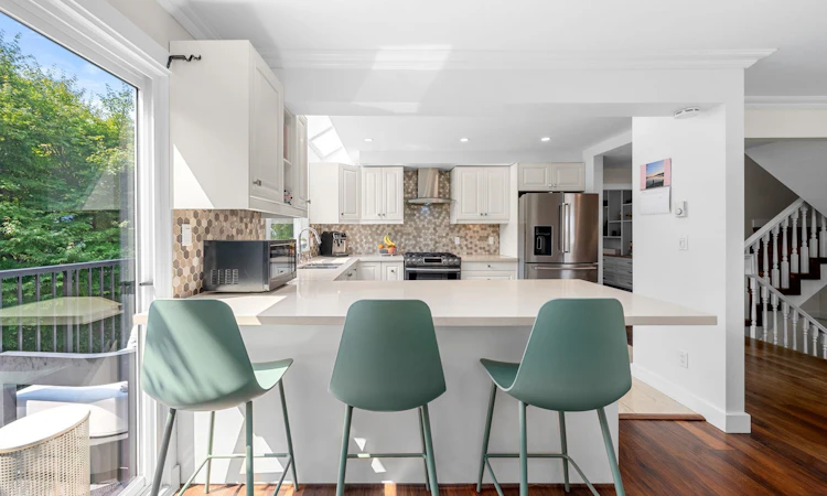 4-230 W 16th Street