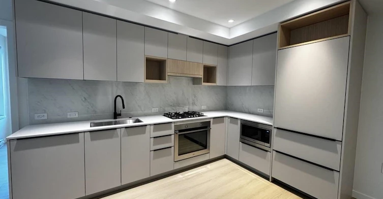 403-2015 St. Johns St BC, Port Moody, BC, V3H 0N5
