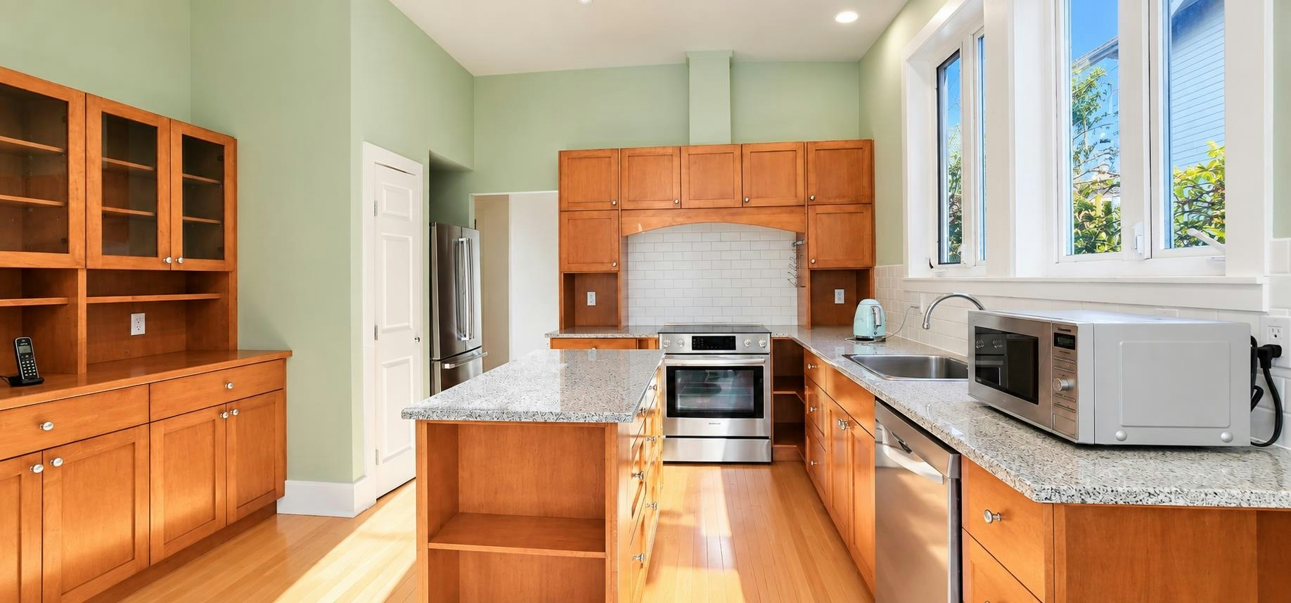 2491 W 14th Avenue, Vancouver, BC, V6K 2W4 - 5