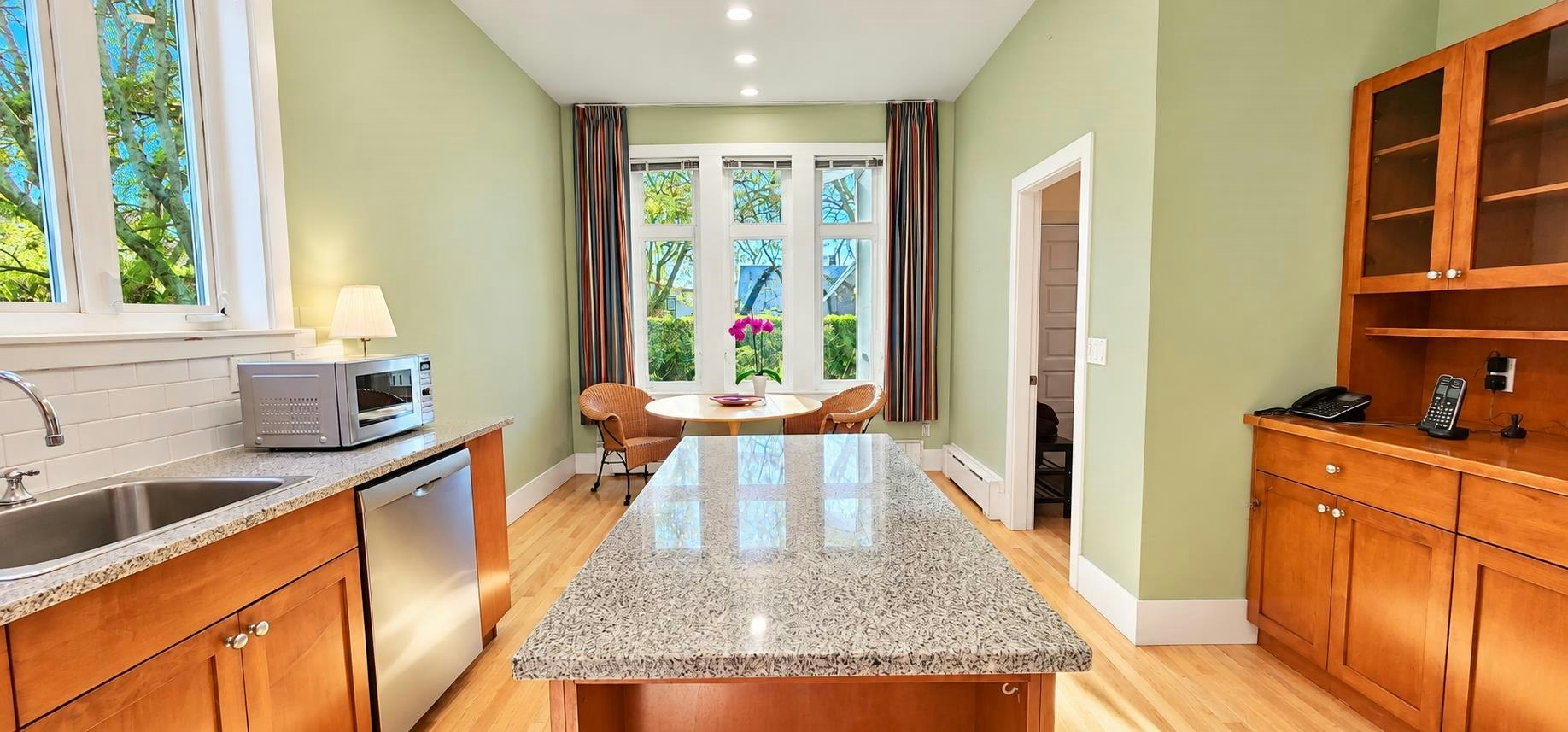 2491 W 14th Avenue, Vancouver, BC, V6K 2W4 - 8
