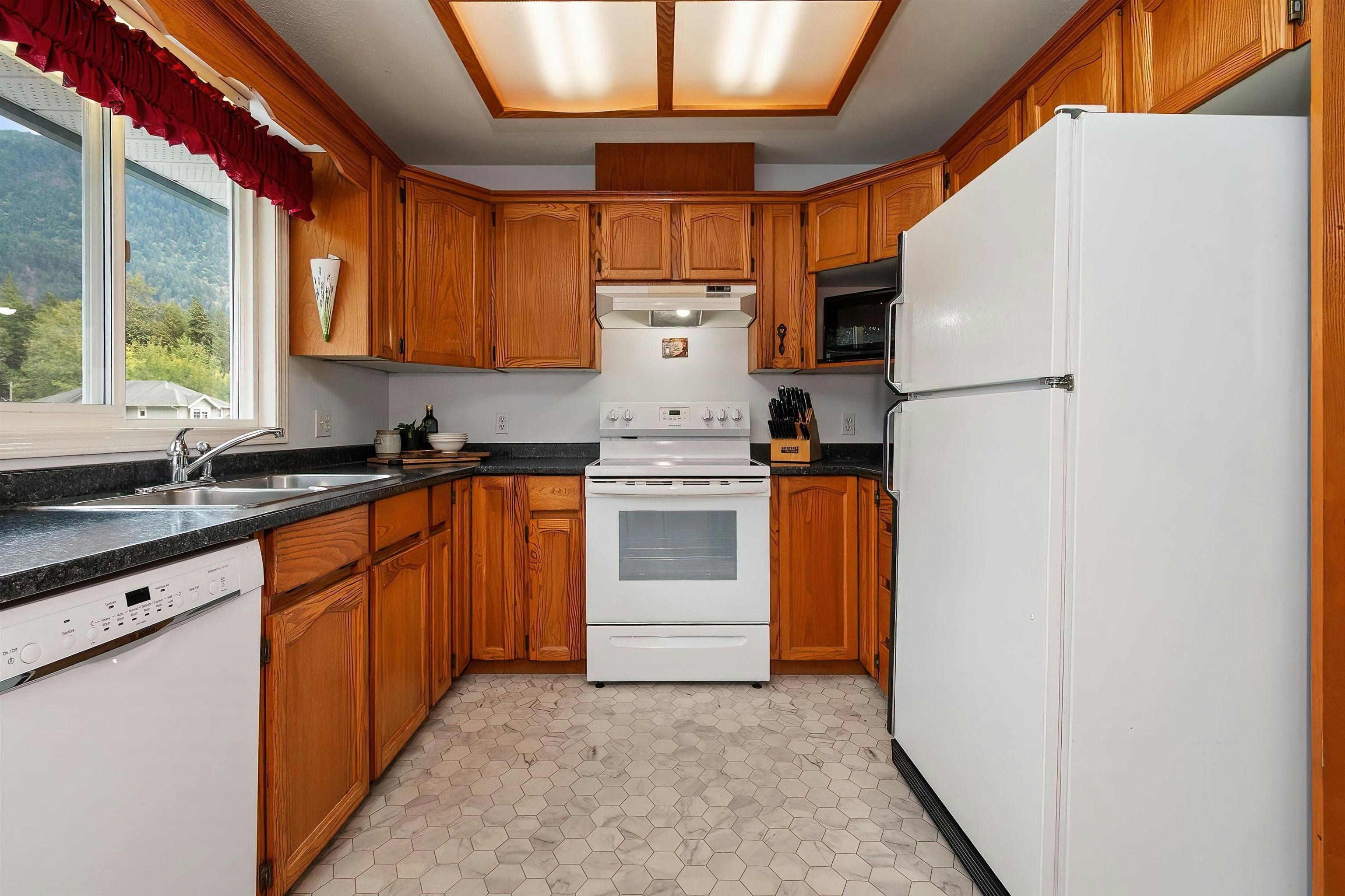 425 Hadway Drive, Harrison Hot Springs, BC, V0M 1K0 - 11