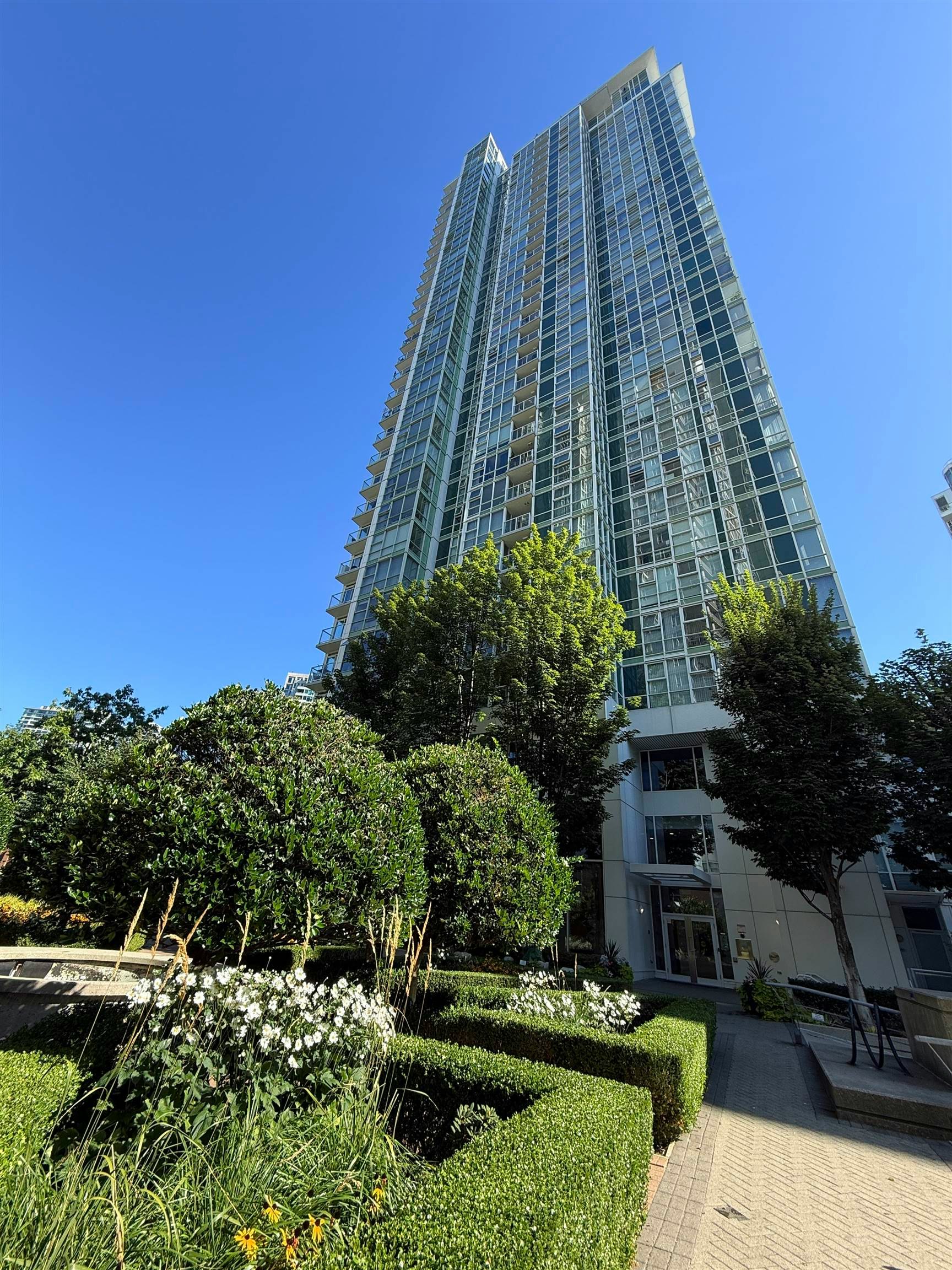 3305-193 Aquarius Mews, Vancouver, BC, V6Z 2Z2 - 2