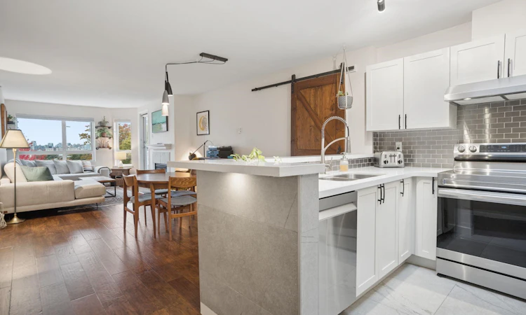 305-1707 Charles Street