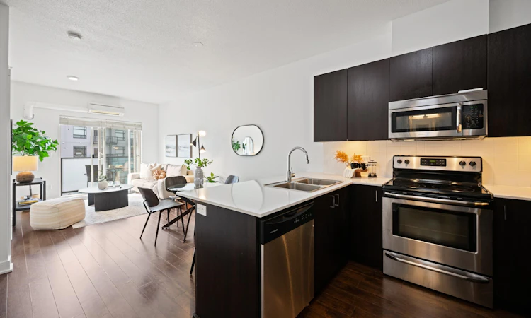 416-20460 Douglas Crescent