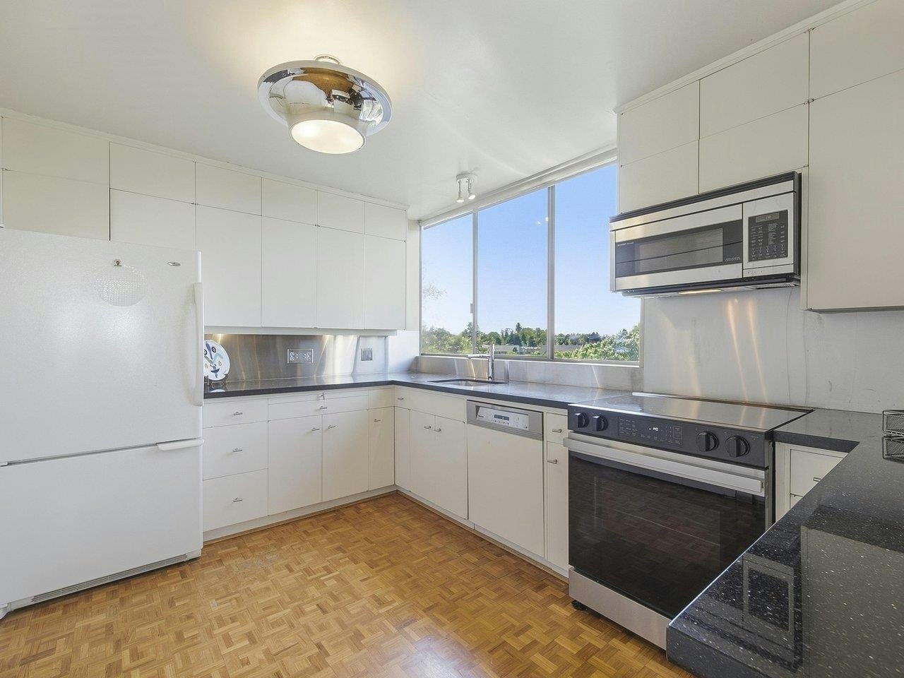 900-1685 W 14th Avenue, Vancouver, BC, V6J 2J3 - 11