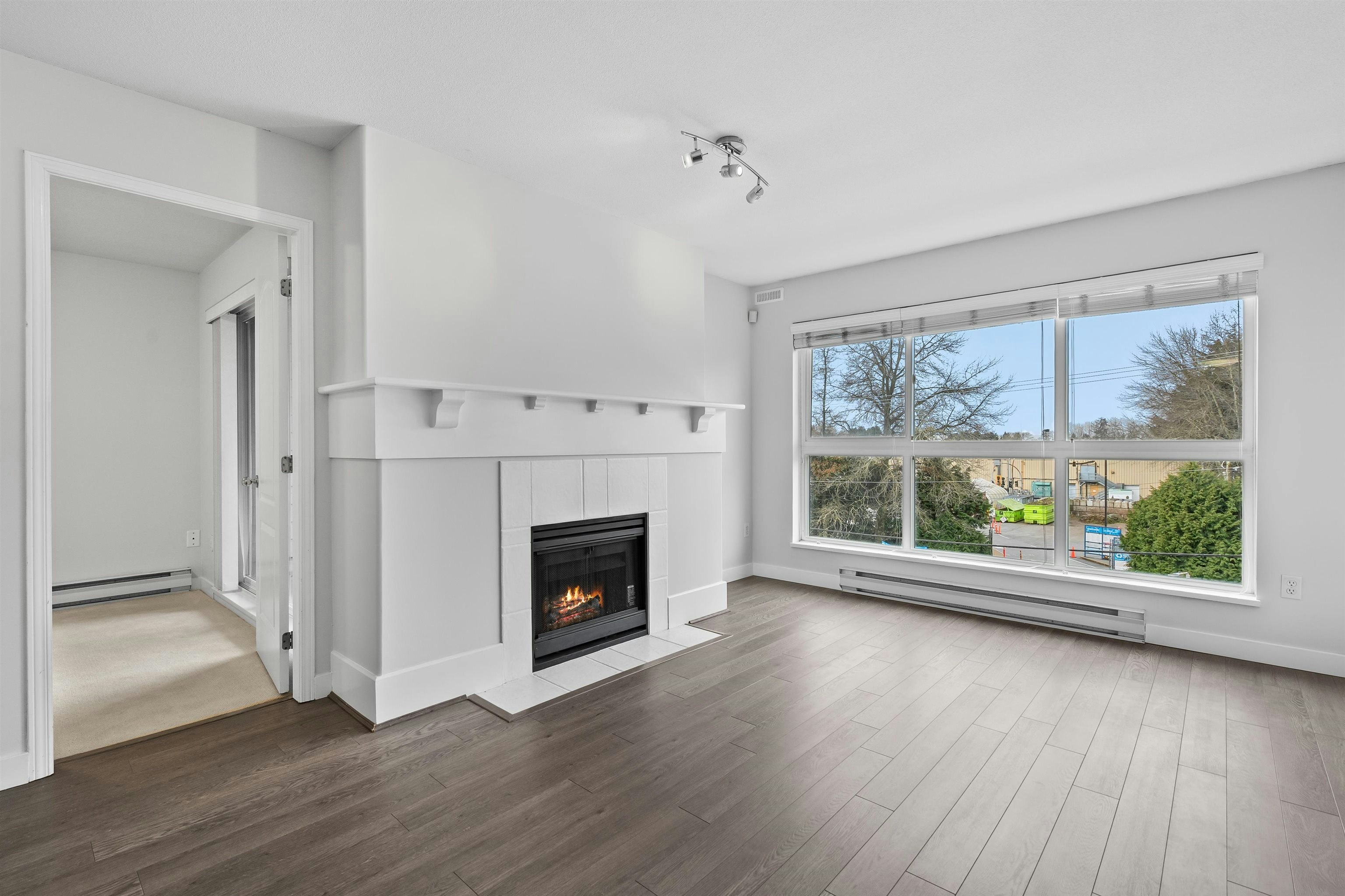304-5500 Lynas Lane, Richmond, BC, V7C 5R5 - 3
