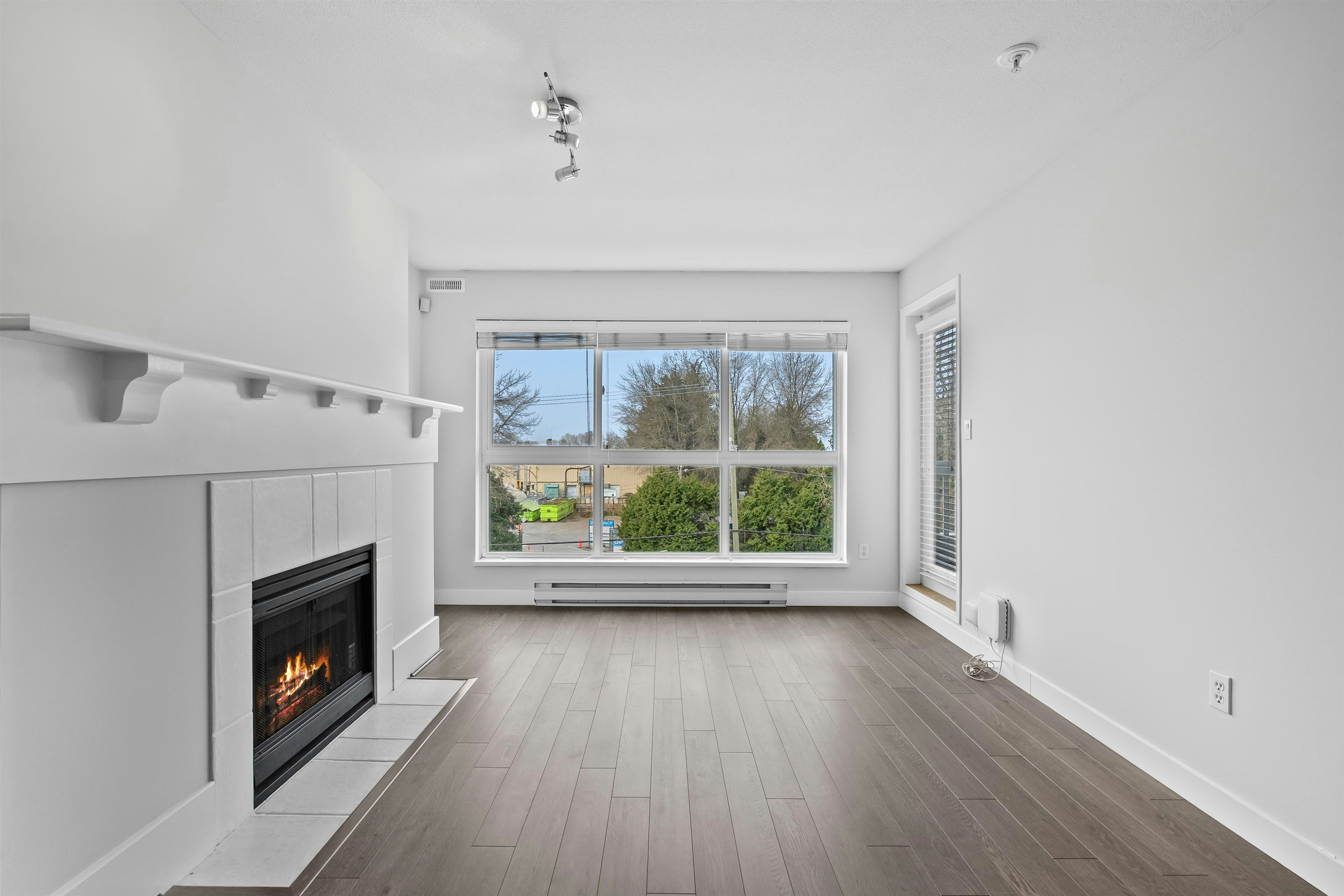 304-5500 Lynas Lane, Richmond, BC, V7C 5R5 - 2