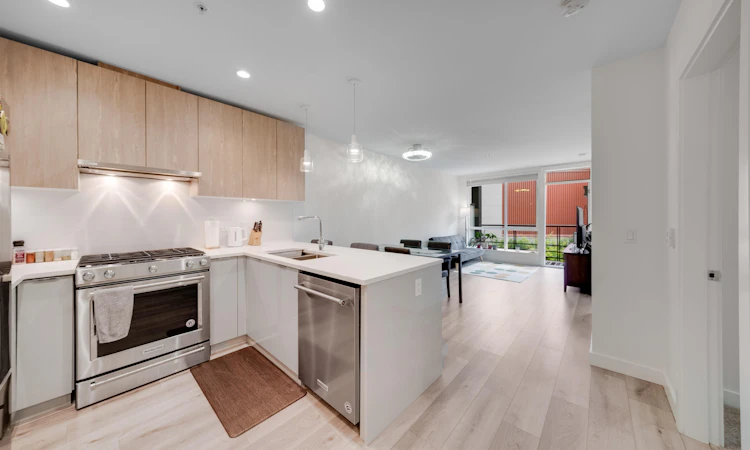 207-128 E 8th Street