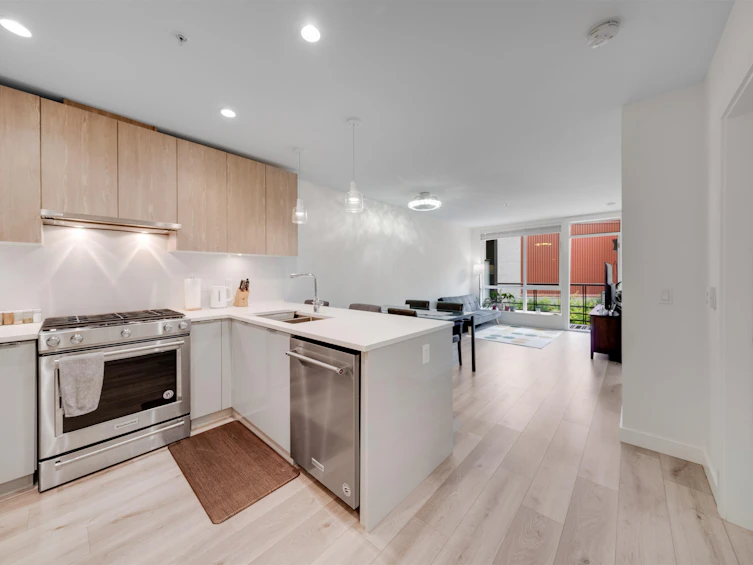 207-128 E 8th Street, North Vancouver, BC, V7L 1Y7