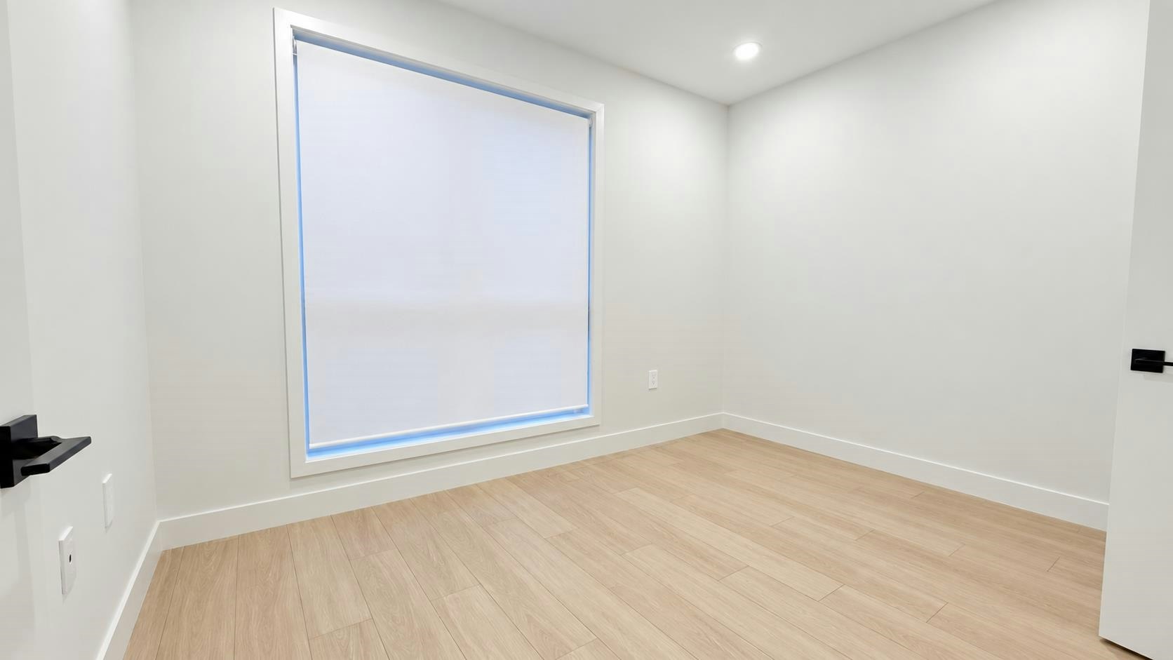 3-8300 No 3 Road, Richmond, BC, V7C 1P2 - 3