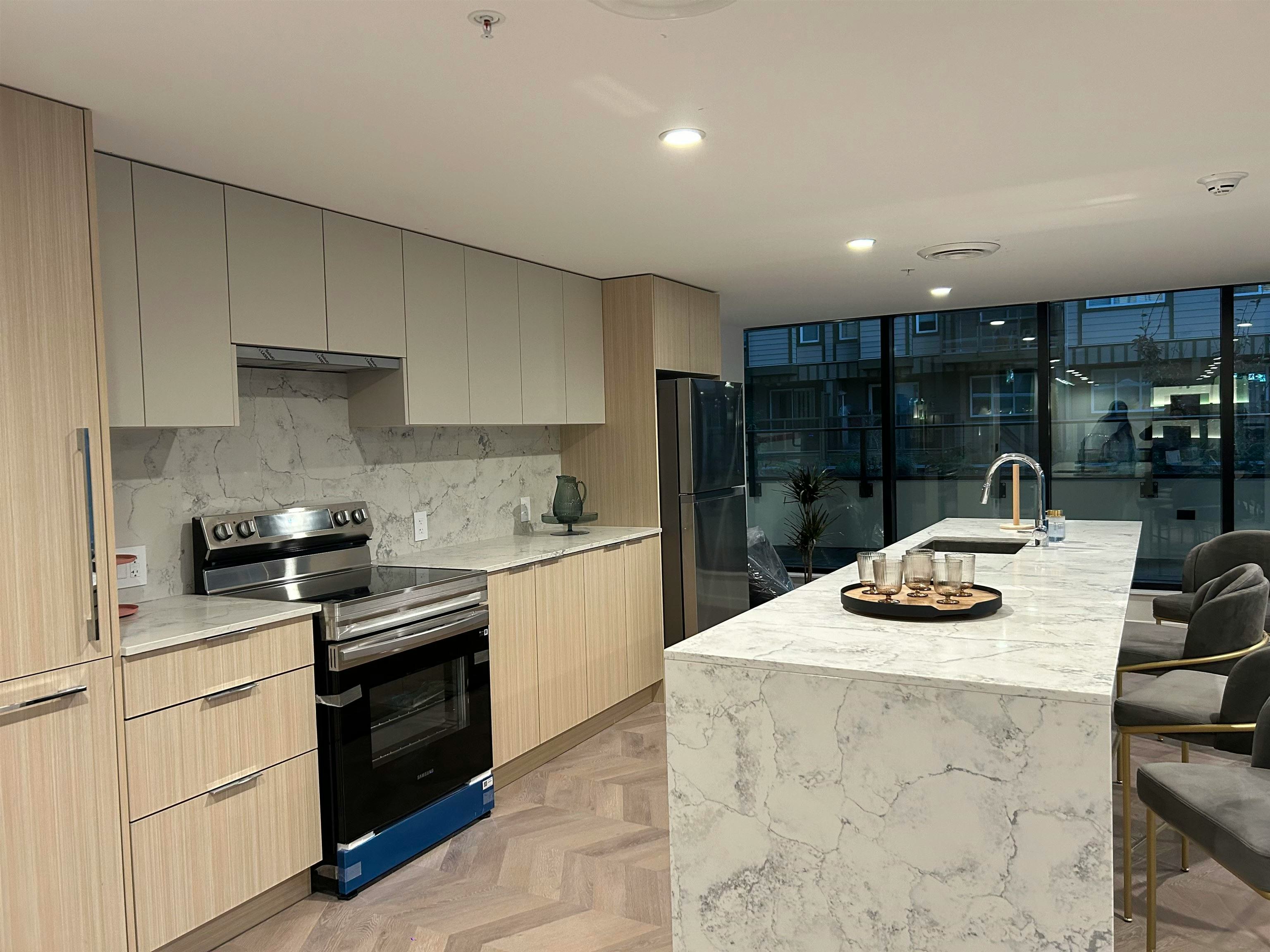 806-10333 133 Street, Surrey, BC, V3T 0V1 - 2