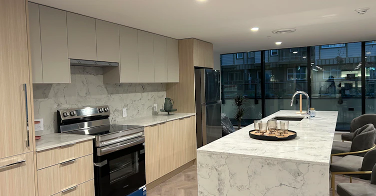 806-10333 133 Street, Surrey, BC, V3T 0V1 - 2