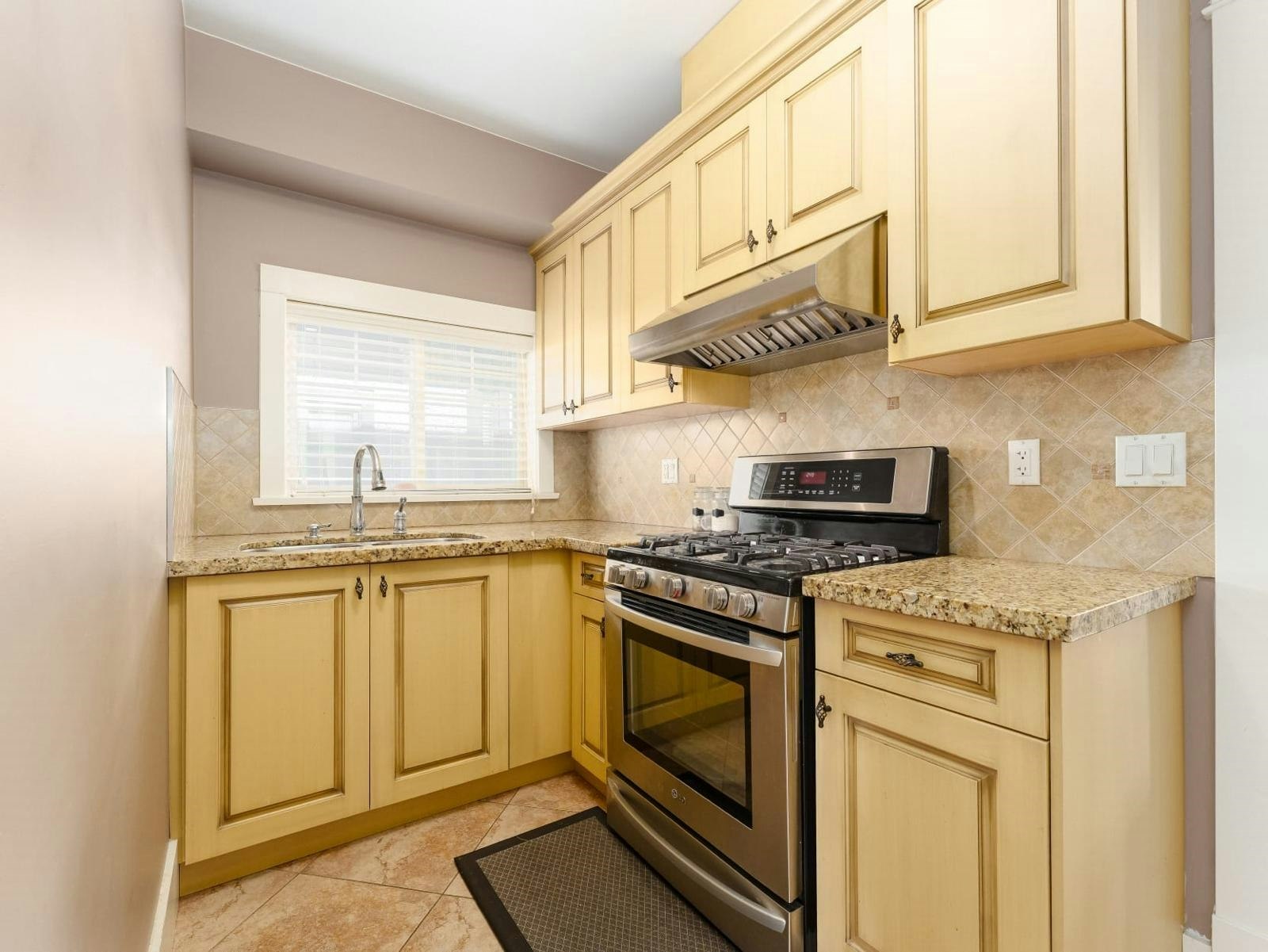 8588 Armstrong Avenue, Burnaby, BC, V3N 2H5 - 11