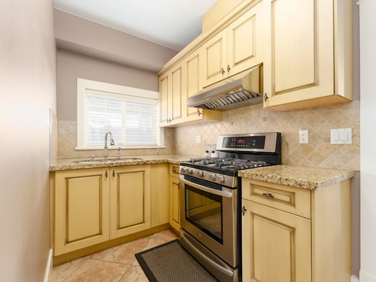 8588 Armstrong Avenue, Burnaby, BC, V3N 2H5 - 11