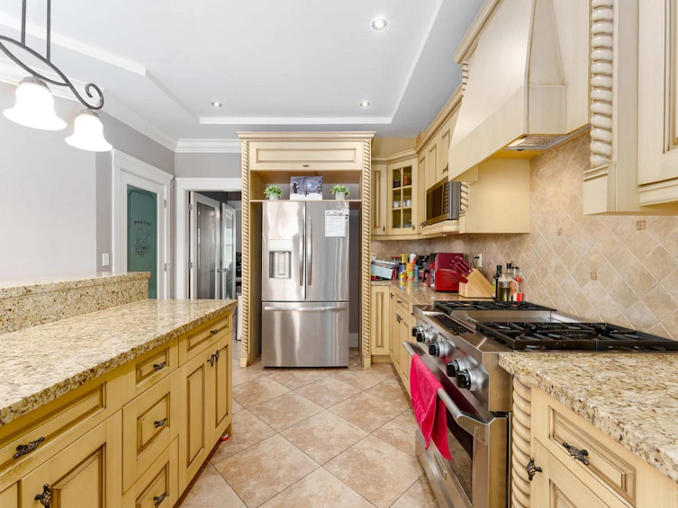 8588 Armstrong Avenue, Burnaby, BC, V3N 2H5 - 10