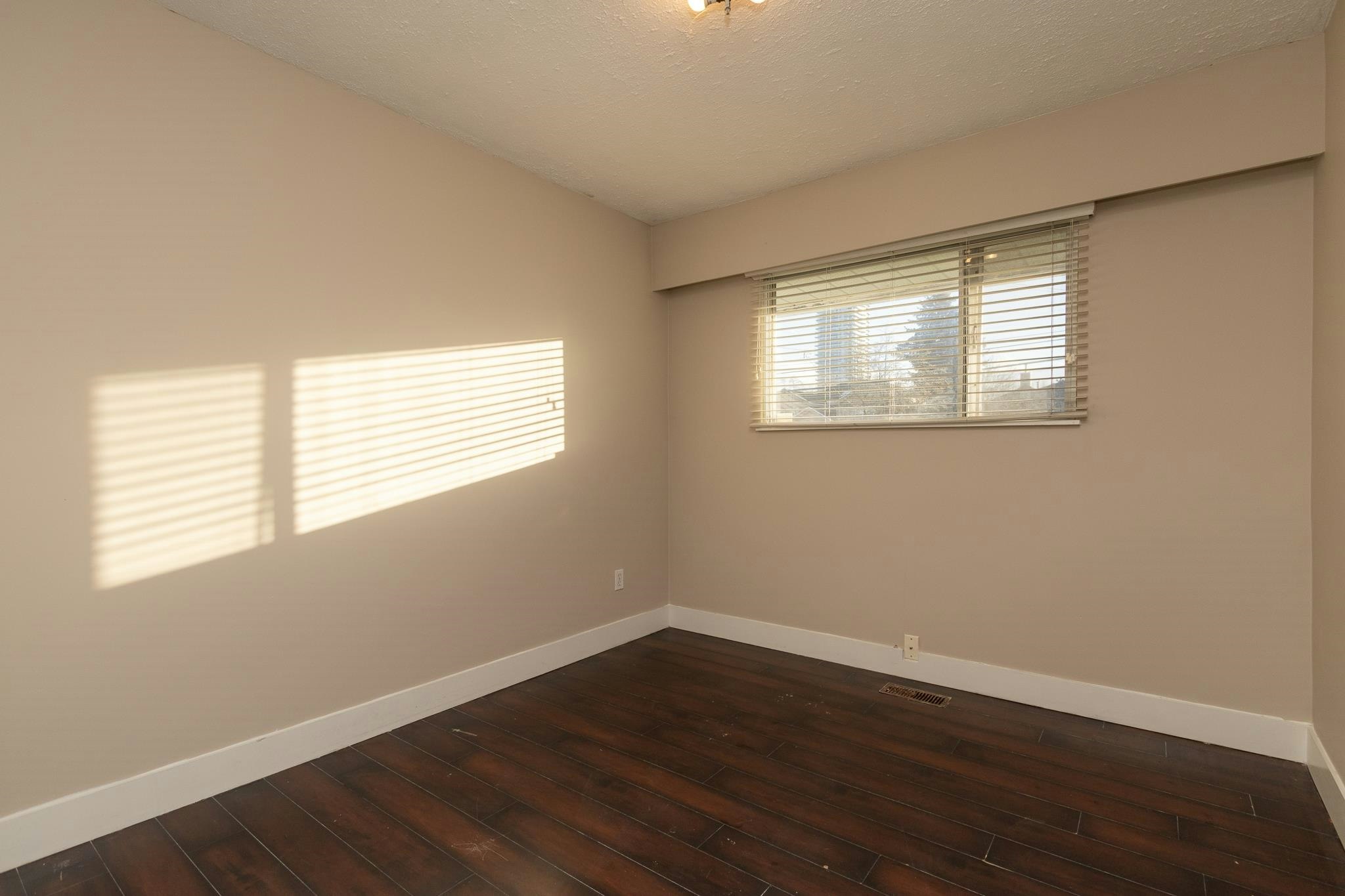 11875 82 Avenue, Delta, BC, V4C 2C6 - 5