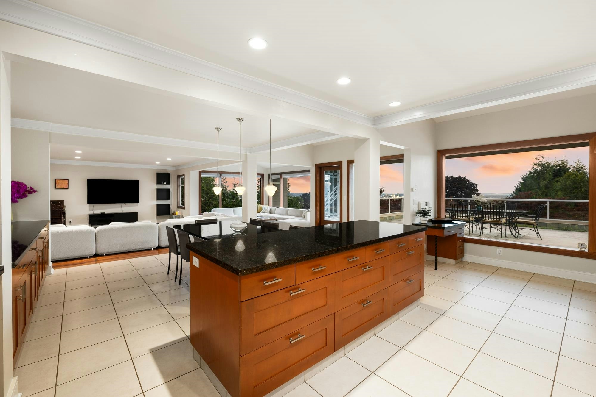 1035 King Georges Way - 2