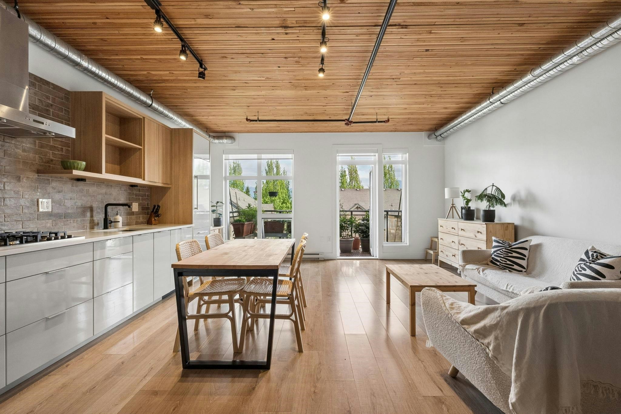 305-4223 Hastings Street - 2