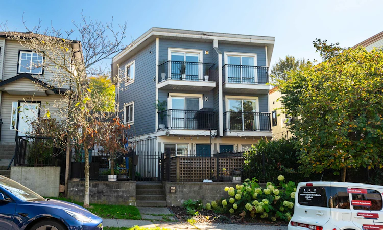 2048 Triumph Street