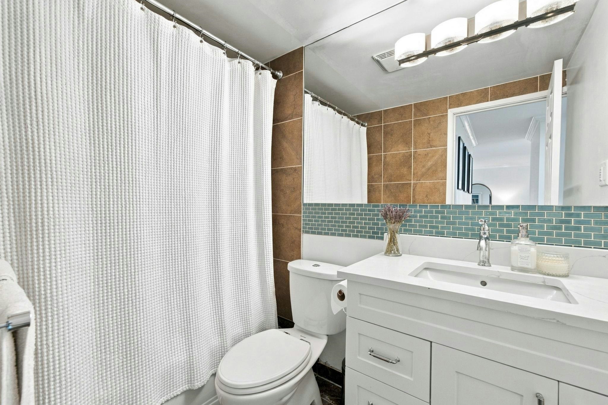 102-131 W 4 Street, North Vancouver, BC, V7M 3C8 - 3