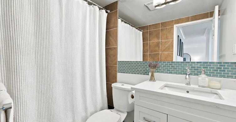 102-131 W 4 Street, North Vancouver, BC, V7M 3C8 - 3