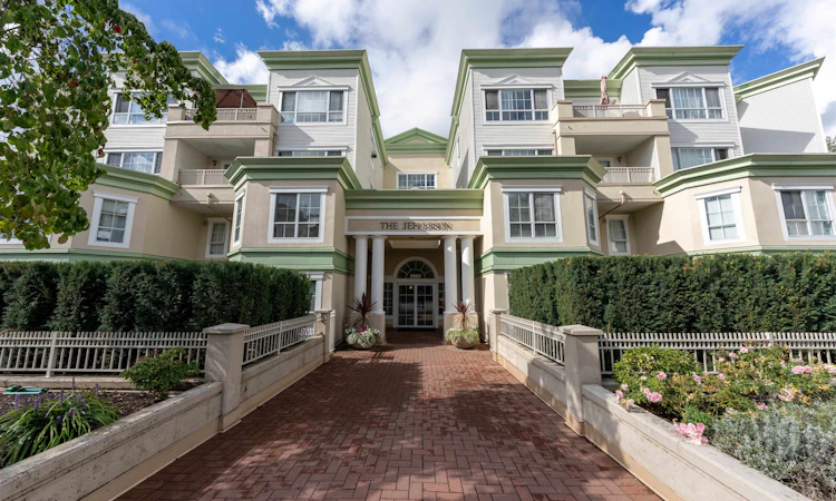 113-2960 Princess Crescent