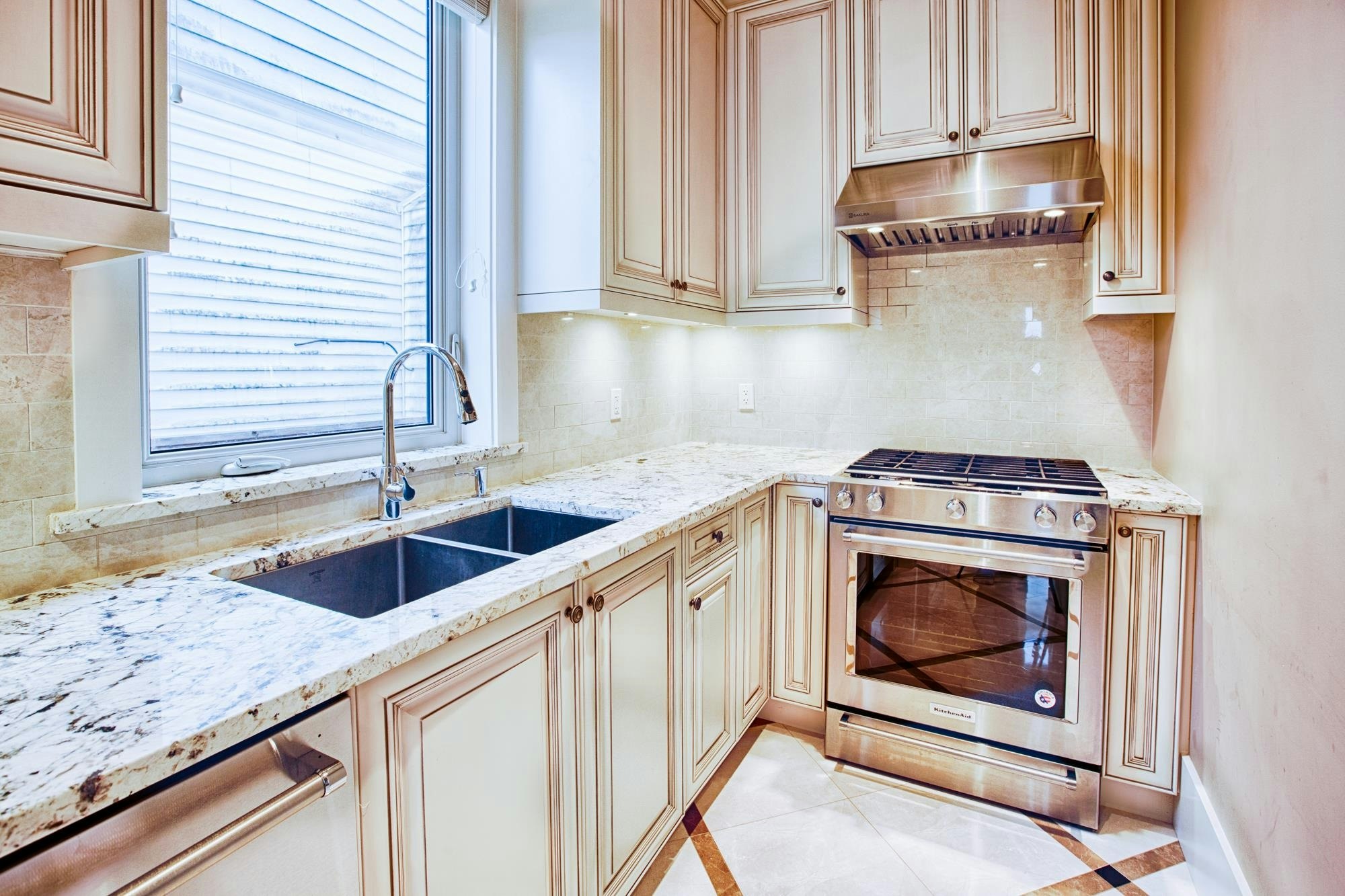 5538 Meadedale Drive, Burnaby, BC, V5B 2E8 - 14