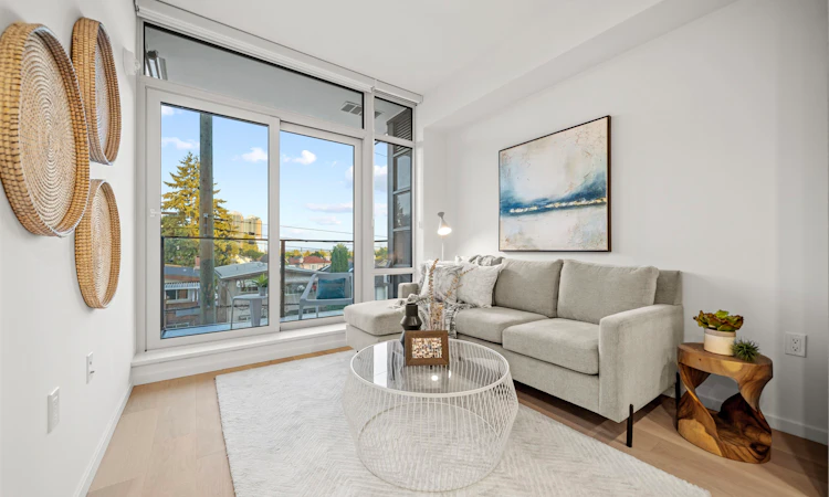 206-8486 Oak Street