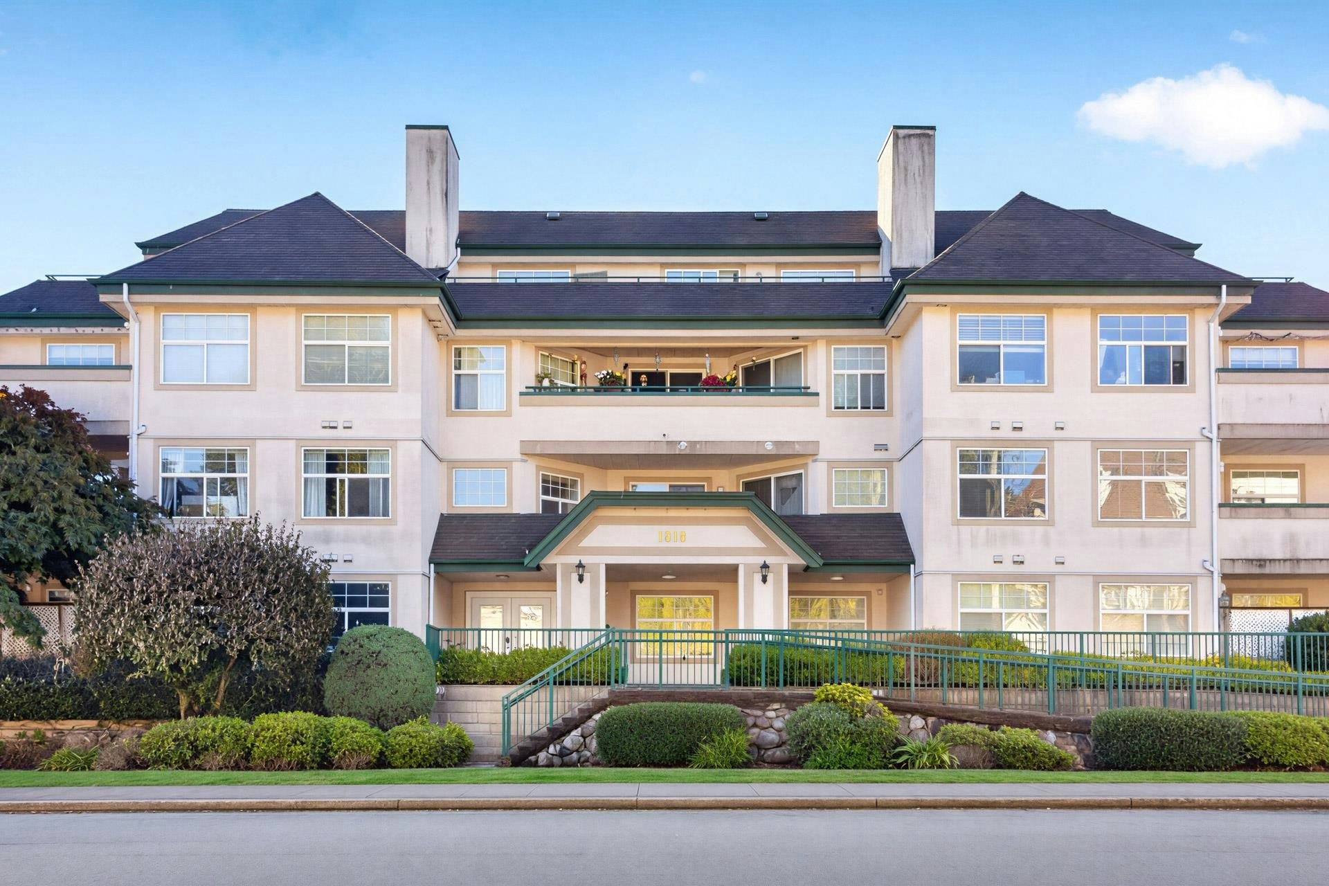 202-1618 Grant Avenue - 2