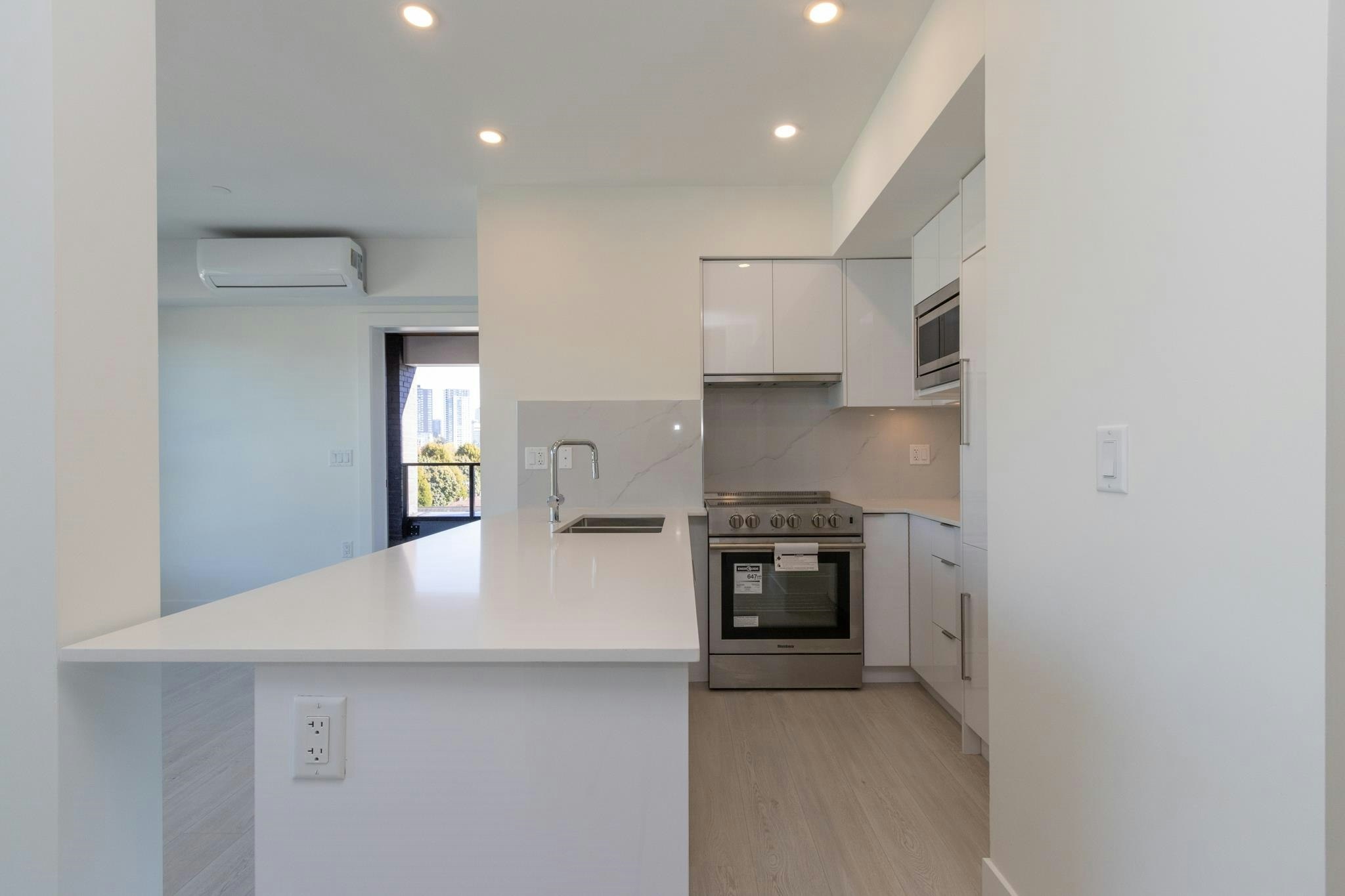 5399 Joyce, Vancouver, BC, V5R 4H3 - 4
