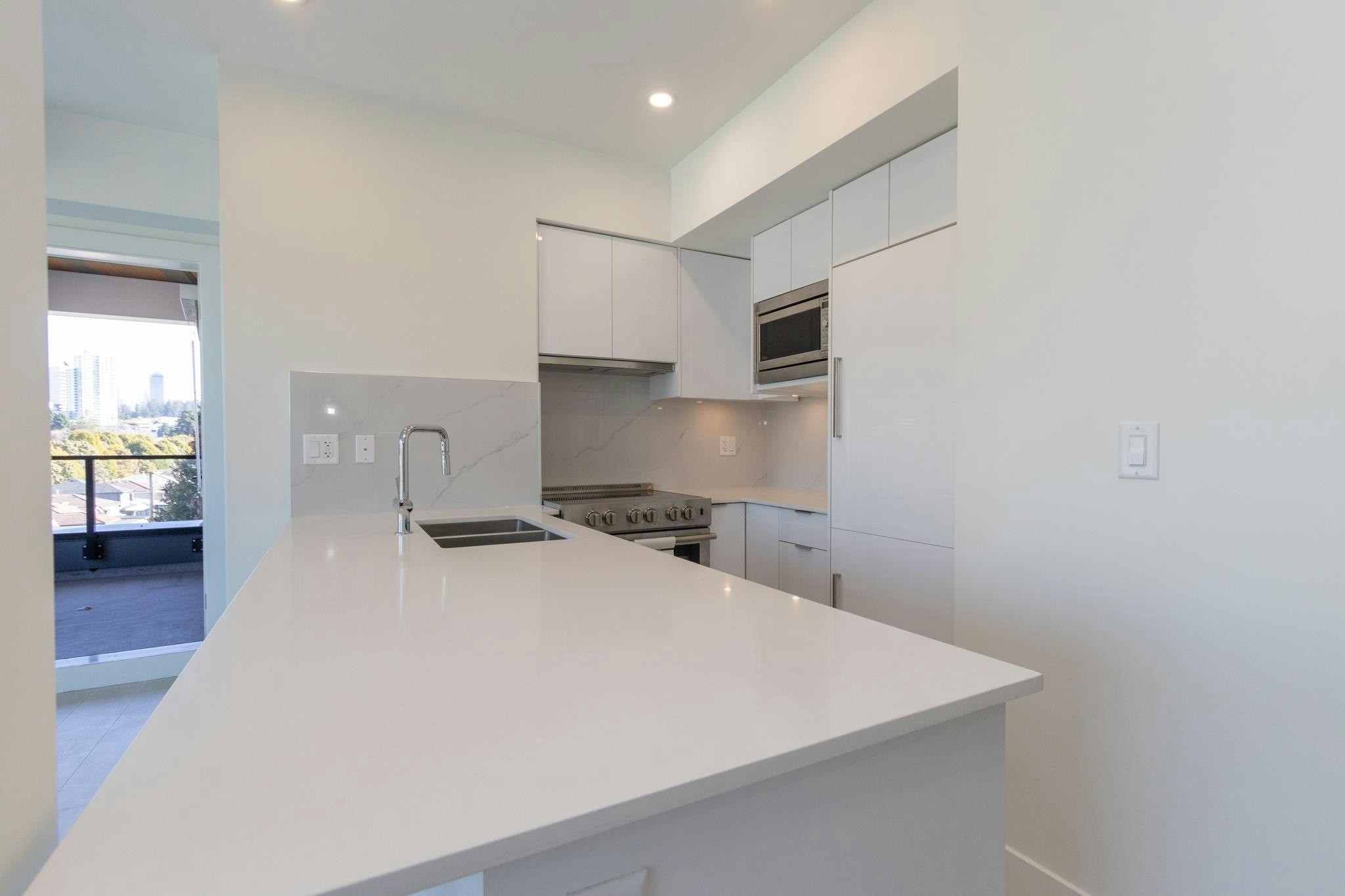 5399 Joyce, Vancouver, BC, V5R 4H3 - 5