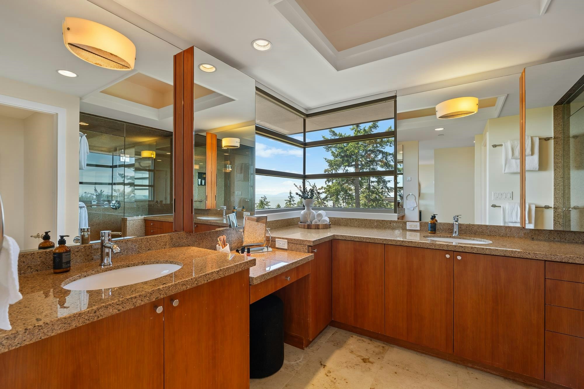 4936 Meadfeild Road, West Vancouver, BC, V7W 3J8 - 11