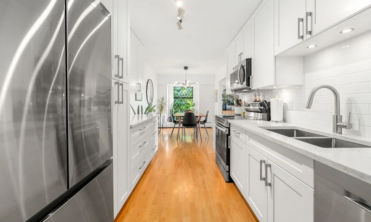 204-150 E 5th Street