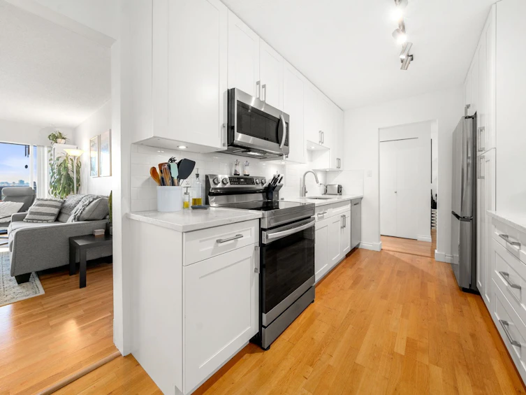 204-150 E 5th Street, North Vancouver, BC, V7L 1L5 - 3