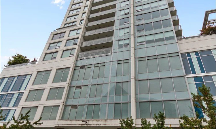 702-988 Quayside Drive