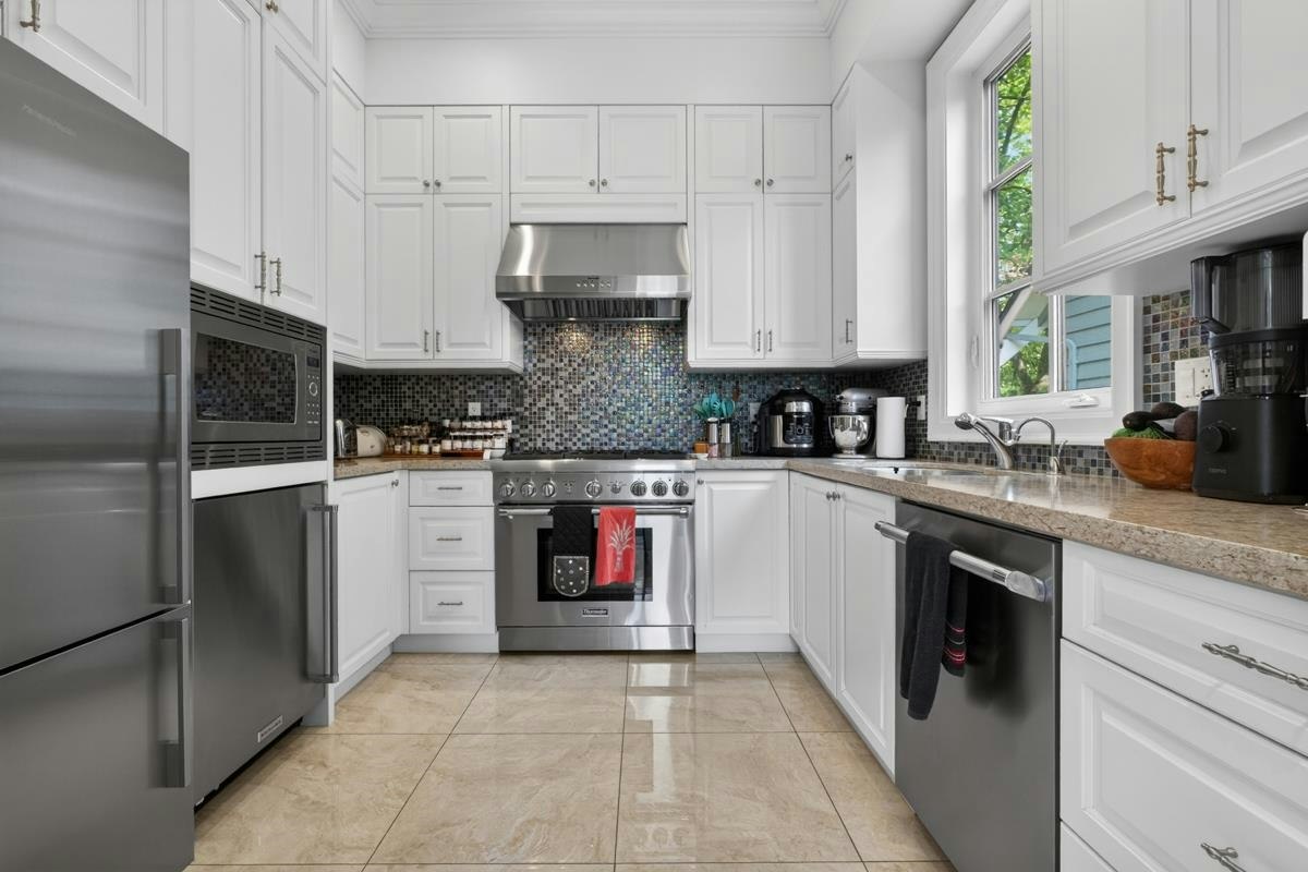 3818 Broadway W, Vancouver, BC, V6R 2C3 4