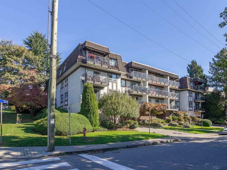 210-270 W 1st Street, North Vancouver, BC, V7M 1B4