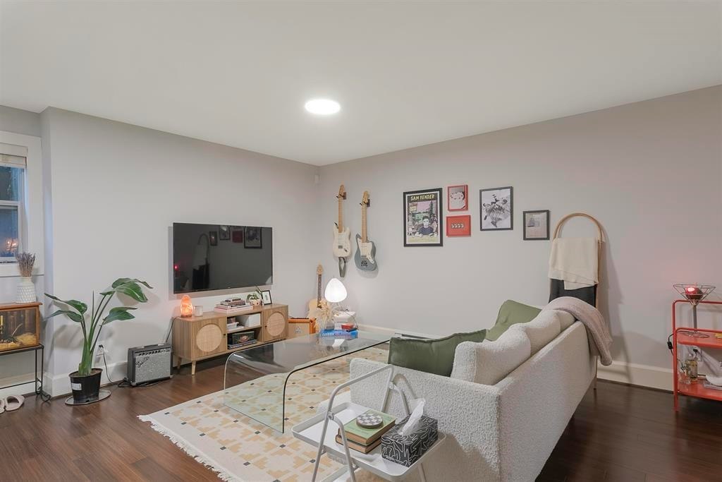 Suite-518 E 16th Street, North Vancouver, BC, V7L 2T6 3
