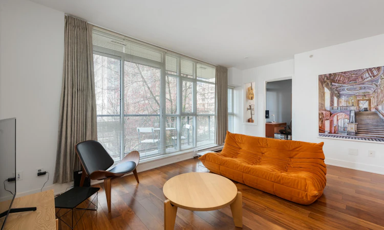303-988 Richards Street