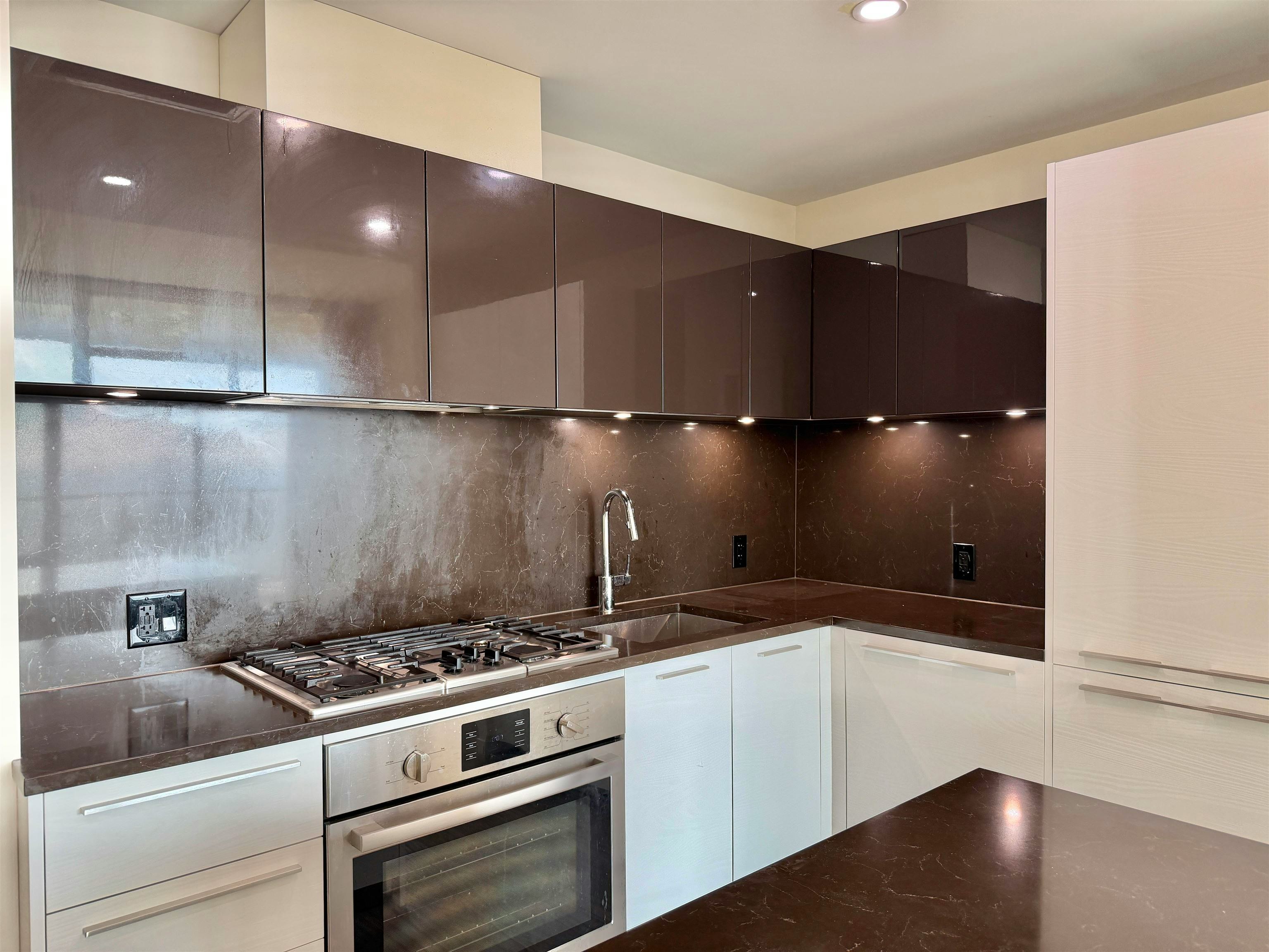 1604-6383 Mckay Avenue, Burnaby, BC, V5H 0H8 2