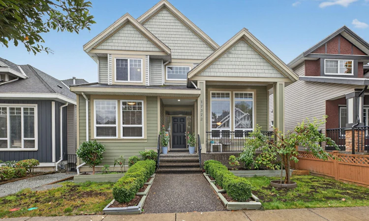Avenue-17372 64a Avenue