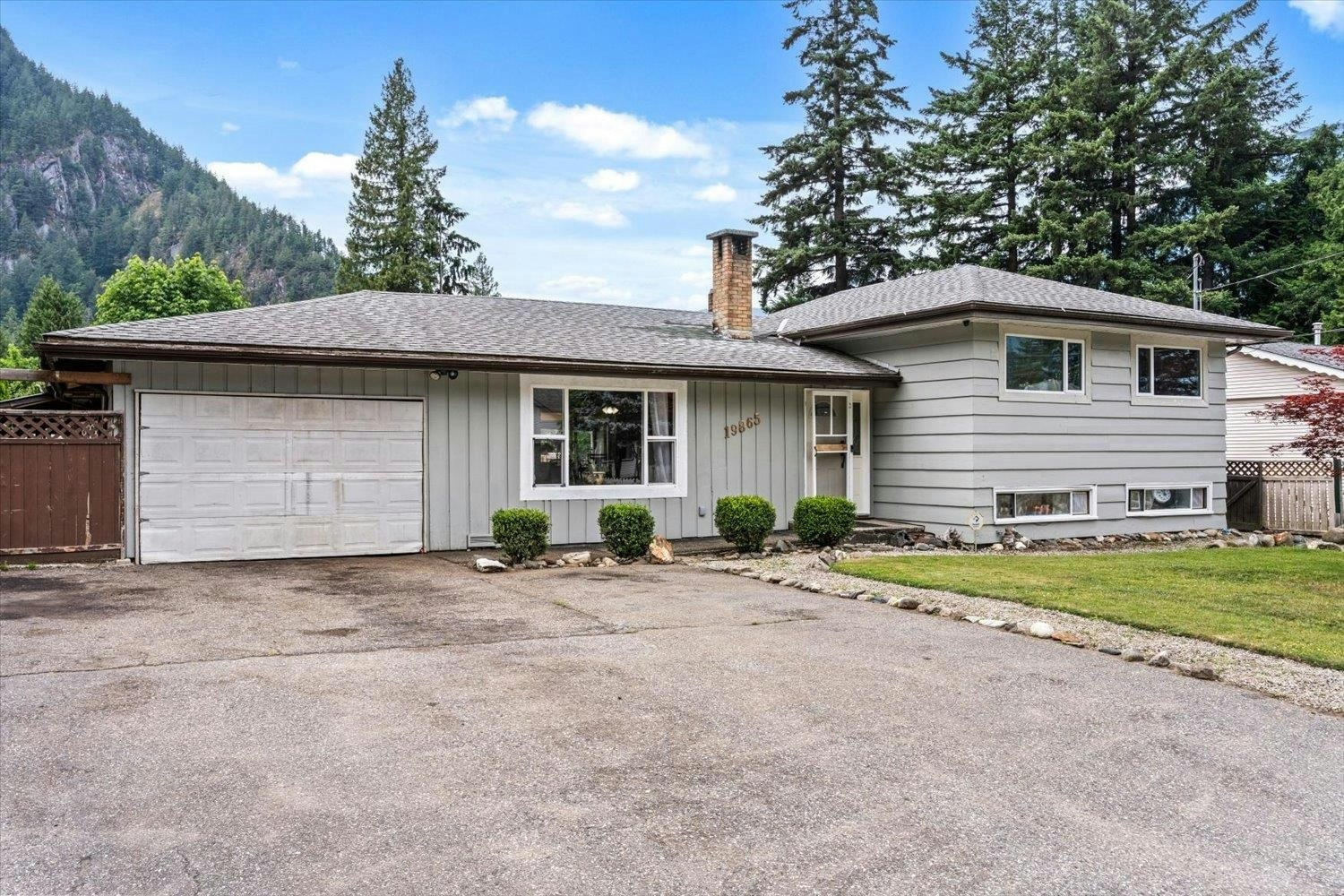 19865 Peter Street, Hope, BC, V0X 1L2 - 2