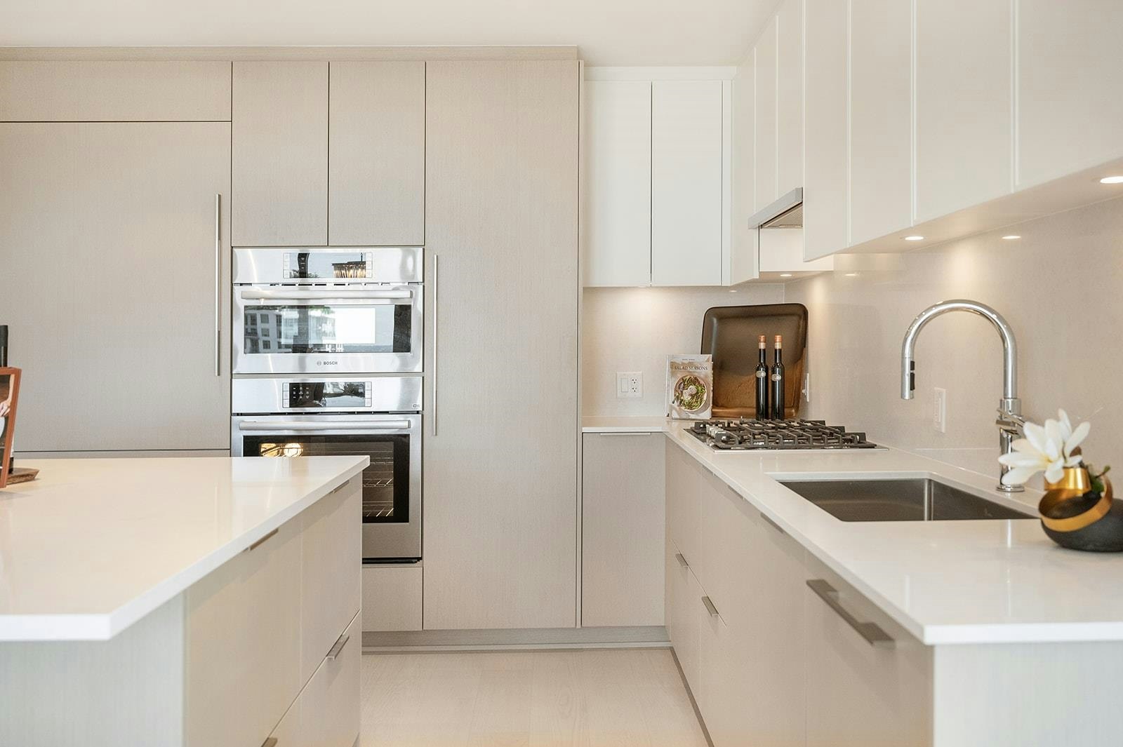402-128 W 15th Street, North Vancouver, BC, V7M 0H6