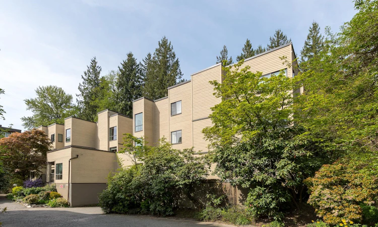212-3275 Mountain Highway