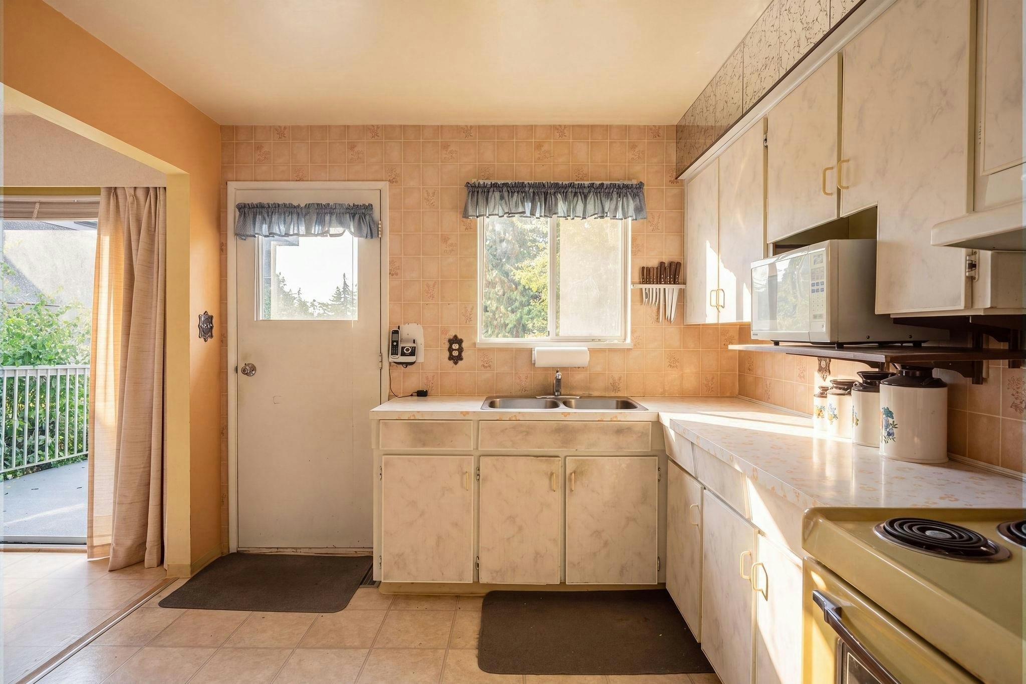 13696 Blackburn Avenue, Surrey, BC, V4B 2Y8 - 15
