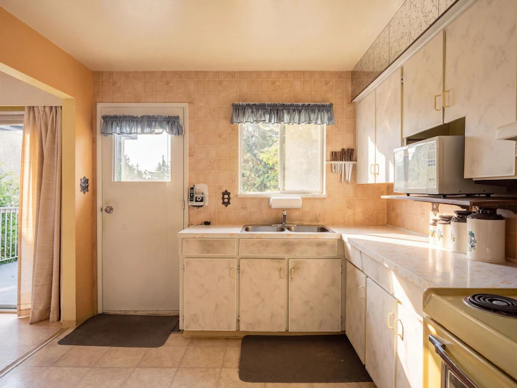 13696 Blackburn Avenue, Surrey, BC, V4B 2Y8 - 15