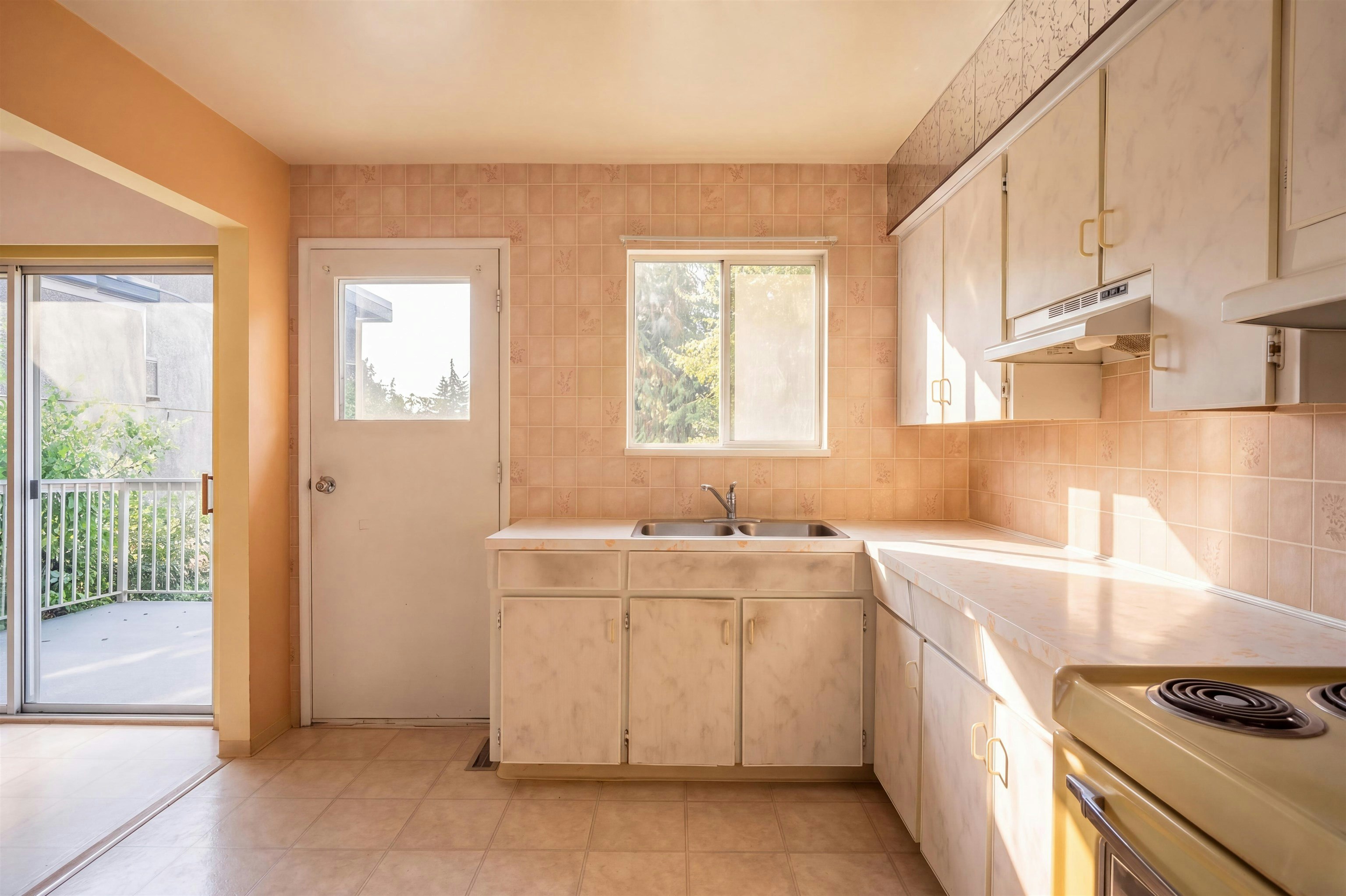 13696 Blackburn Avenue, Surrey, BC, V4B 2Y8 - 13