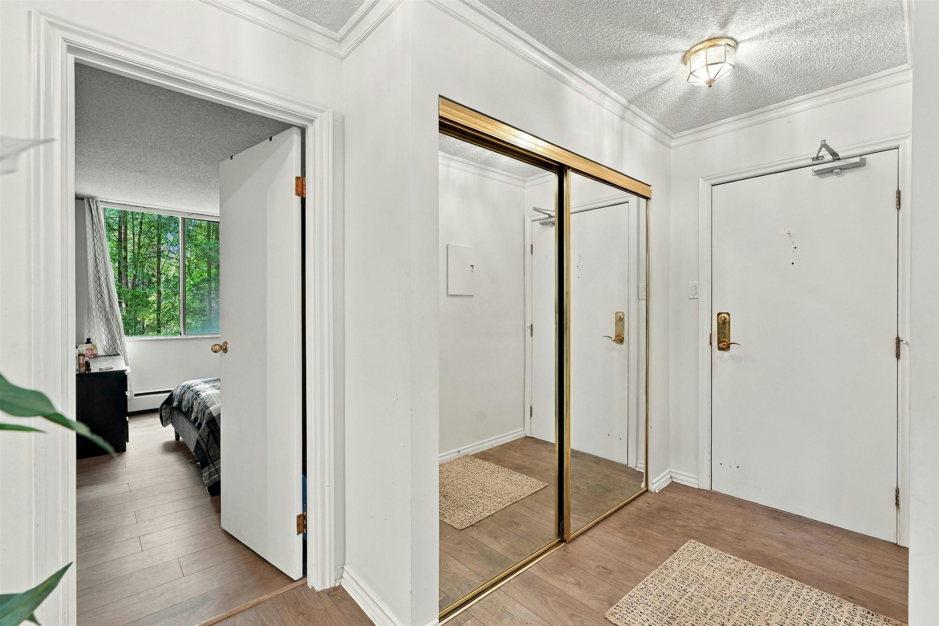 403-2024 Fullerton Avenue - 4